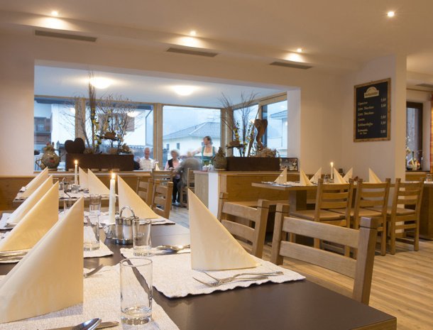 pension-hochjochstobli-schruns-vorarlberg-restaurant-sfeervol.jpg