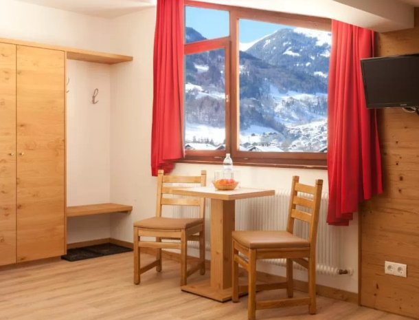 pension-hochjochstobli-schruns-vorarlberg-slaapkamer-zitje.jpg