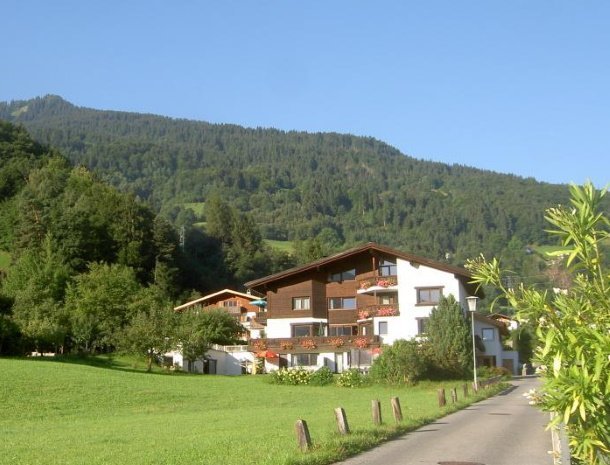 alpenapart-montafon-tschagguns-vorarlberg-appartementen-vooraanzicht.jpg