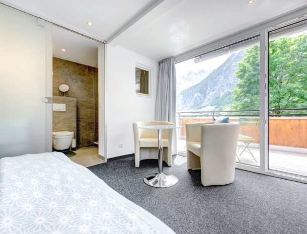 hotel-lun-brand-brandnertal-vorarlberg-slaapkamer-badkamer.jpg