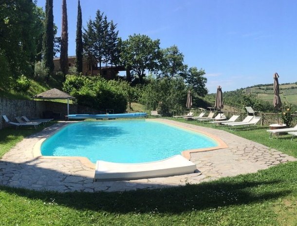 borgo-al-vento-chianti-zwembad-uitzicht-vespa-tour-toscane.jpg