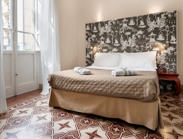 villa lucrezia-lucca-bed-and-breakfast-slaapkamer-raam.jpg
