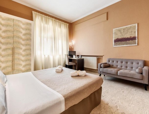 villa elisa-lucca-bed-and-breakfast-slaapkamer-bank.jpg