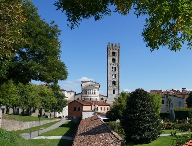 lucca-toren-stadsmuur-zomer.jpg