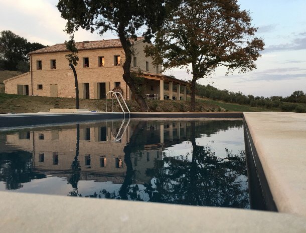 casale-dei-cinque-colli-ostra-marche-huis-zwembad.jpg