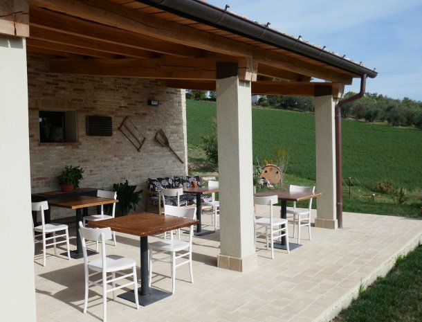 casale-dei-cinque-colli-ostra-marche-veranda.jpg