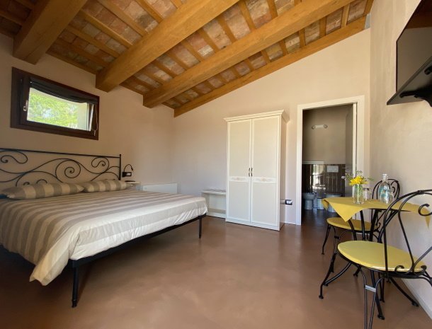 casale-dei-cinque-colli-ostra-marche-slaapkamer-bed.jpg