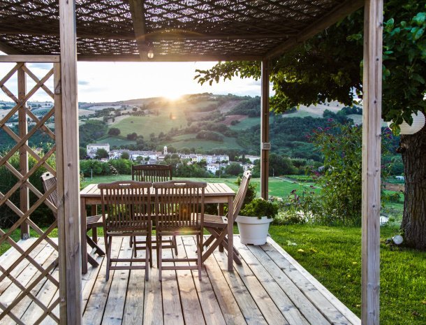 agriturismo-il-giuggiolo-marche-tuin-pergola-uitzicht.jpg