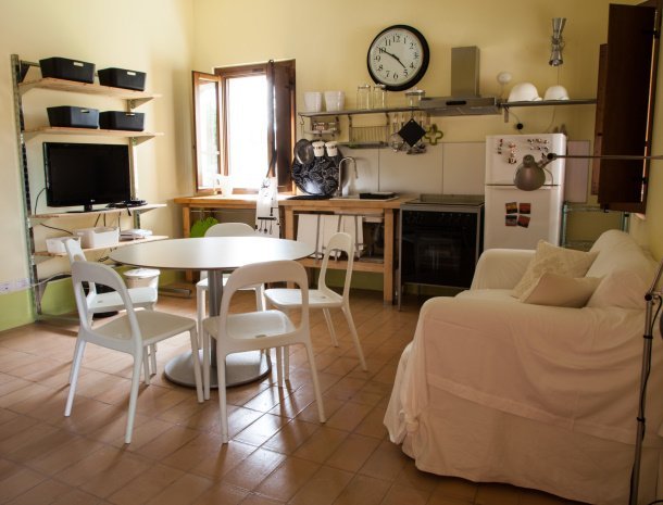 agriturismo-il-giuggiolo-marche-appartement-bernice-woonkamer.jpg