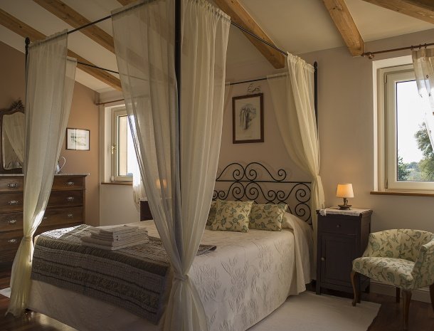 bed-and-breakfast-antigo-granaro-marche-kamer-timilia.jpg