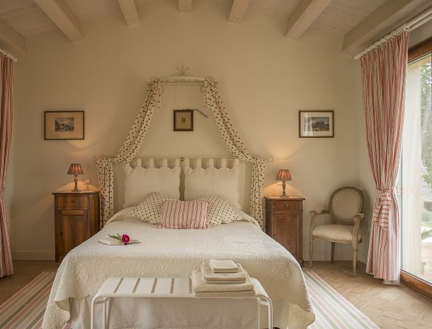 bed-and-breakfast-antigo-granaro-marche-kamer-frassinetto.jpg