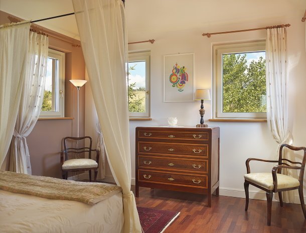 bed-and-breakfast-antigo-granaro-marche-kamer-gentile-rosso.jpg