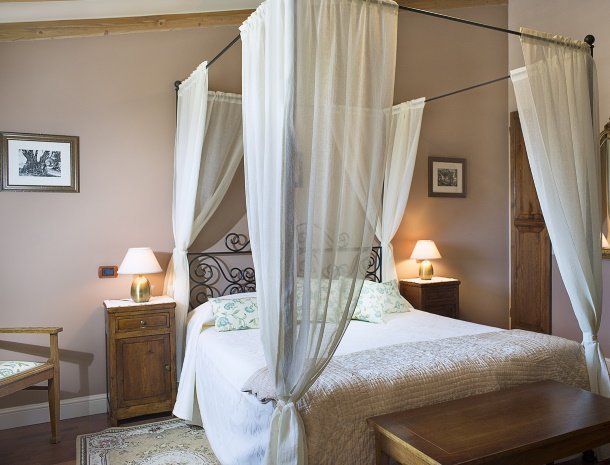 bed-and-breakfast-antigo-granaro-marche-kamer-verna.jpg