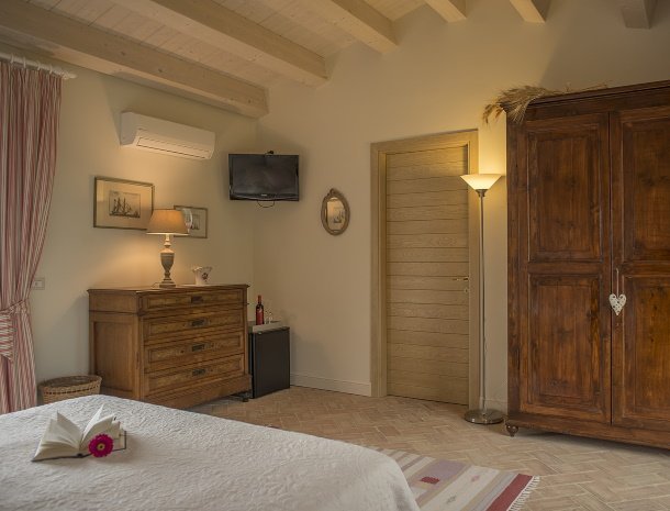 bed-and-breakfast-antigo-granaro-marche-kamer-frassinetto-bijgebouw.jpg