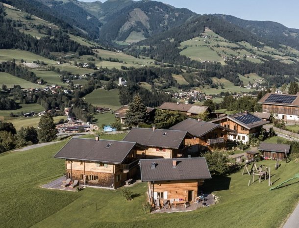 ferienhof-oberreit-salzburgerland-overzicht-chalets.jpg