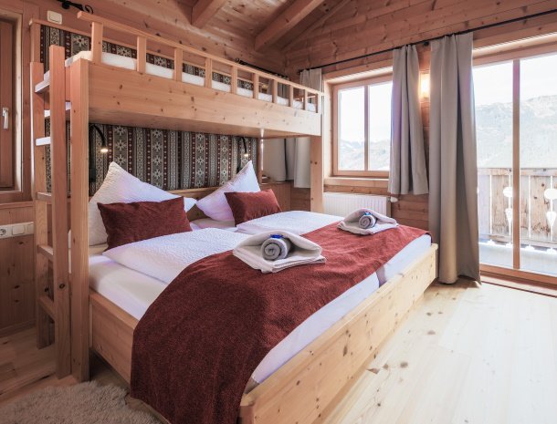 ferienhof-oberreit-salzburgerland-slaapkamer-extra-kinderbed-chalet.jpg