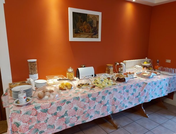 podere-sette-piagge-orvieto-bed-and-breakfast-umbrië-ontbijtbuffet.jpg