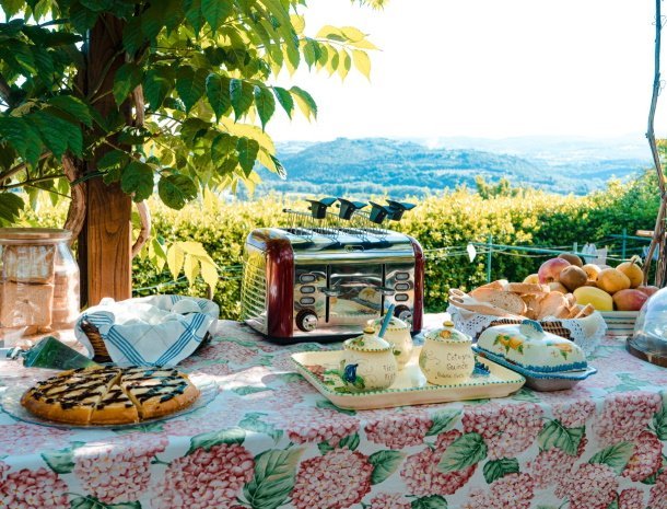 podere-sette-piagge-orvieto-bed-and-breakfast-umbrië-ontbijtbuffet-buiten.jpg