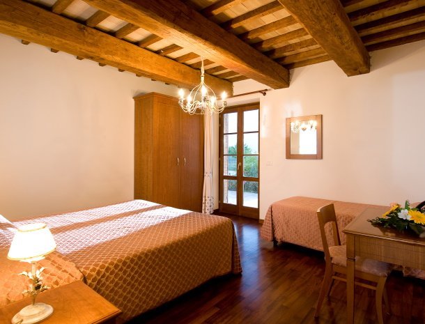 agriturismo-le-rondini-di-francesco-di-assisi-umbrie-appartementen-slaapkamer-extra-bed-deur.jpg