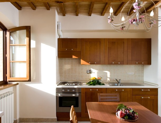 agriturismo-le-rondini-di-francesco-di-assisi-umbrie-appartementen-keuken-raam.jpg