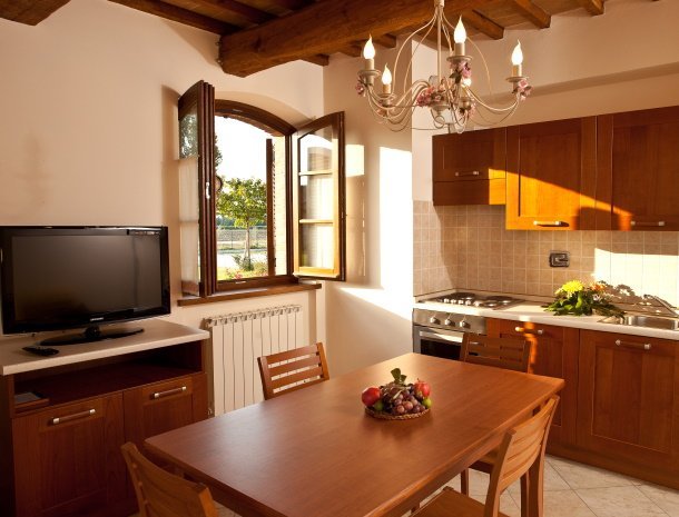 agriturismo-le-rondini-di-francesco-di-assisi-umbrie-appartementen-keuken-eettafel.jpg