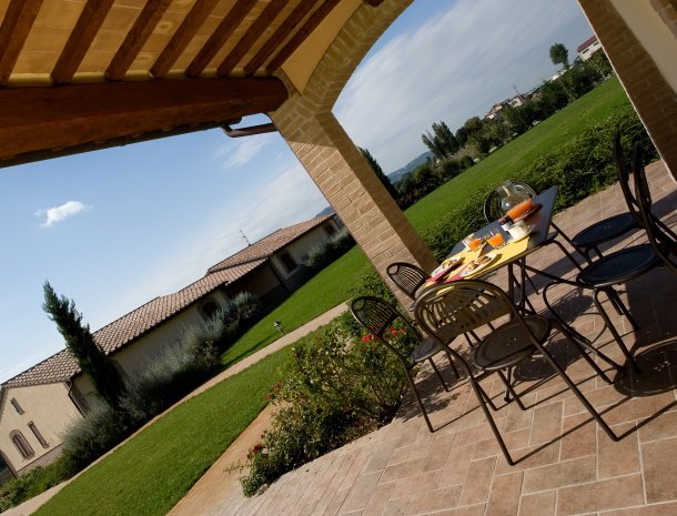 agriturismo-le-rondini-di-francesco-di-assisi-umbrie-appartementen-terras.jpg