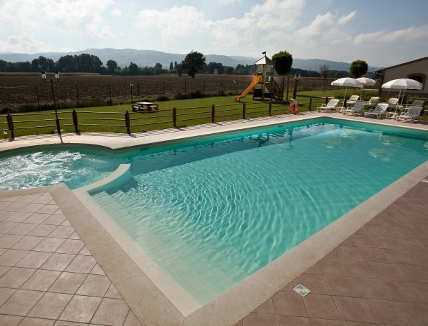 agriturismo-le-rondini-di-francesco-di-assisi-umbrie-appartementen-zwembad-speeltuin.jpg