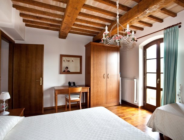 agriturismo-le-rondini-di-francesco-di-assisi-umbrie-appartementen-slaapkamer-houten-balken.jpg