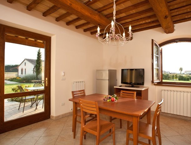 agriturismo-le-rondini-di-francesco-di-assisi-umbrie-appartementen-eettafel.jpg