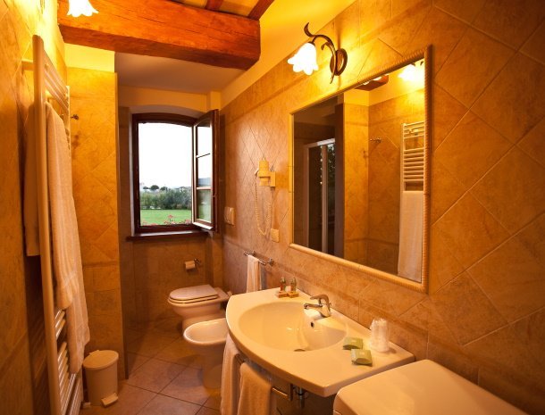 agriturismo-le-rondini-di-francesco-di-assisi-umbrie-appartementen-badkamer.jpg