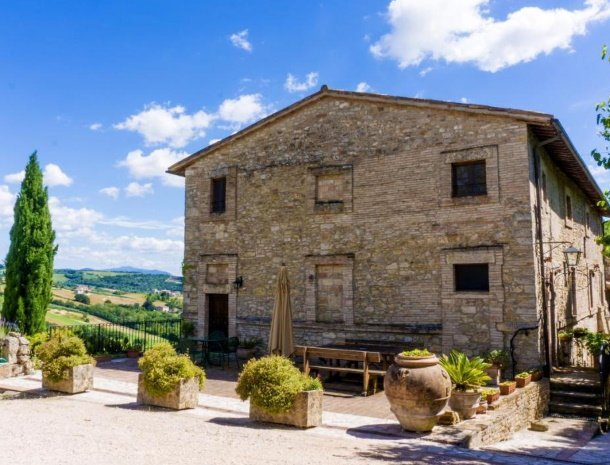 agriturismo-casale-dei-frontini-todi-umbrië-aanzicht-huis.jpg