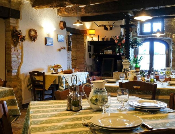 agriturismo-casale-dei-frontini-todi-umbrië-restaurant-sfeervol.jpg