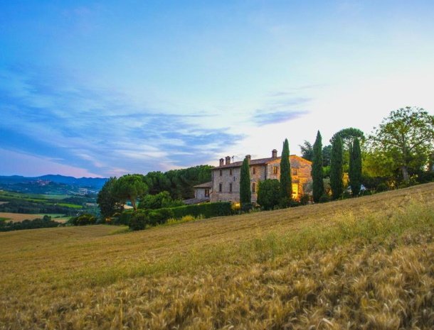 agriturismo-casale-dei-frontini-todi-umbrië-schemering-uitzicht.jpg