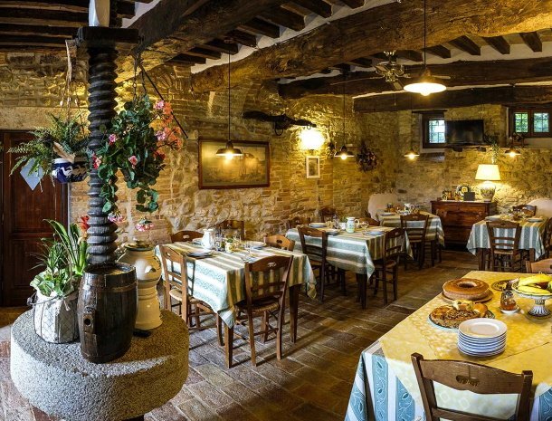 agriturismo-casale-dei-frontini-todi-umbrië-restaurant.jpg