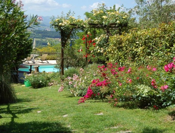 agriturismo-casale-dei-frontini-todi-umbrië-toegang-zwembad.jpg