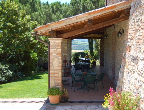 agriturismo-casale-dei-frontini-todi-umbrië-terras.jpg