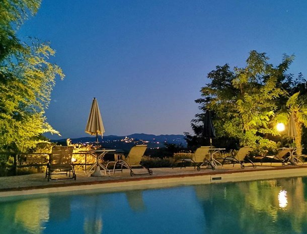 agriturismo-casale-dei-frontini-todi-umbrië-zwembad-uitzicht-todi-avond.jpg