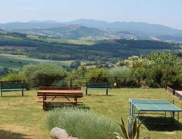 agriturismo-casale-dei-frontini-todi-umbrië-tuin-tafeltennis.jpg