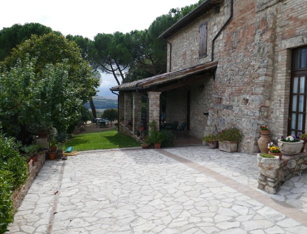 agriturismo-casale-dei-frontini-todi-umbrië-zijkant-huis.jpg