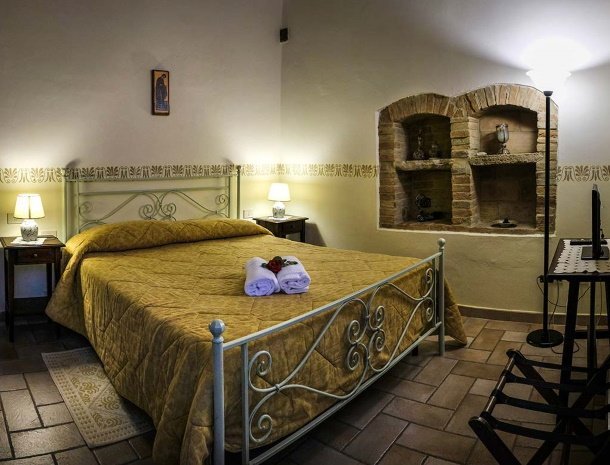 agriturismo-casale-dei-frontini-todi-umbrië-slaapkamer-sfeervol.jpg