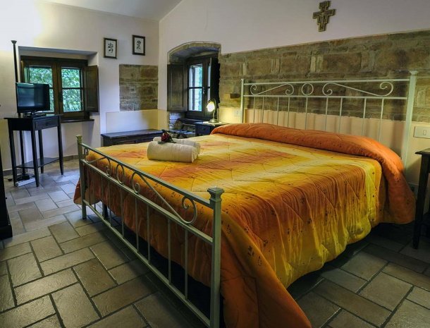 agriturismo-casale-dei-frontini-todi-umbrië-slaapkamer-authentiek.jpg