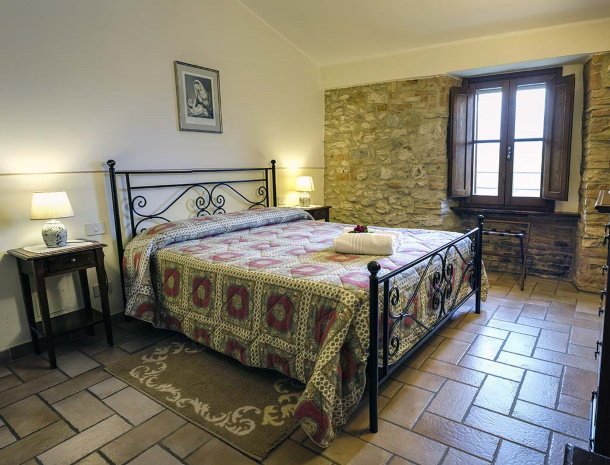 agriturismo-casale-dei-frontini-todi-umbrië-slaapkamer-2-persoonsbed.jpg