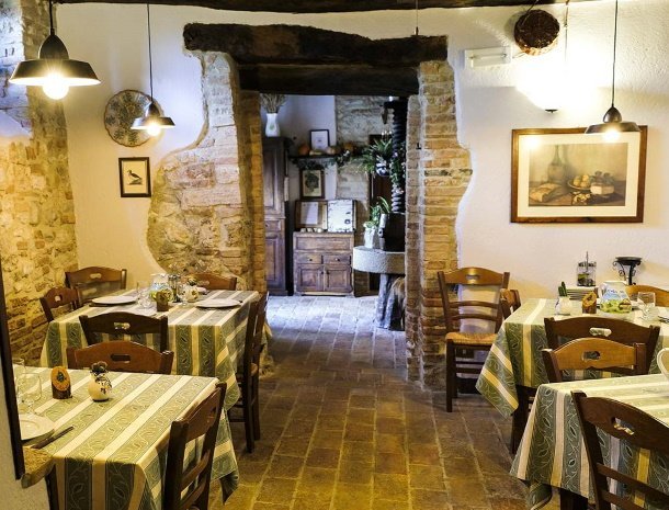 agriturismo-casale-dei-frontini-todi-umbrië-restaurant-ontbijtgedeelt.jpg