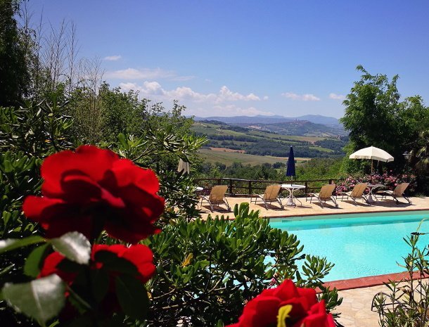 agriturismo-casale-dei-frontini-todi-umbrië-zwembad-rozen.jpg