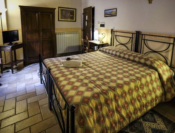 agriturismo-casale-dei-frontini-todi-umbrië-slaapkamer-umbrische-stijl.jpg