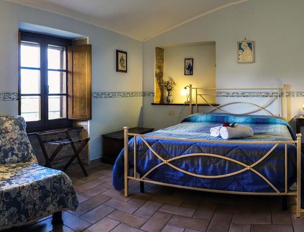 agriturismo-casale-dei-frontini-todi-umbrië-slaapkamer-raam.jpg