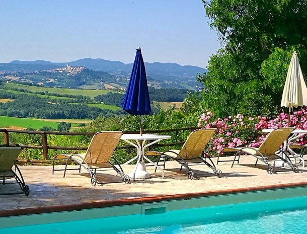 agriturismo-casale-dei-frontini-todi-umbrië-zwembad-uitzicht-todi.jpg