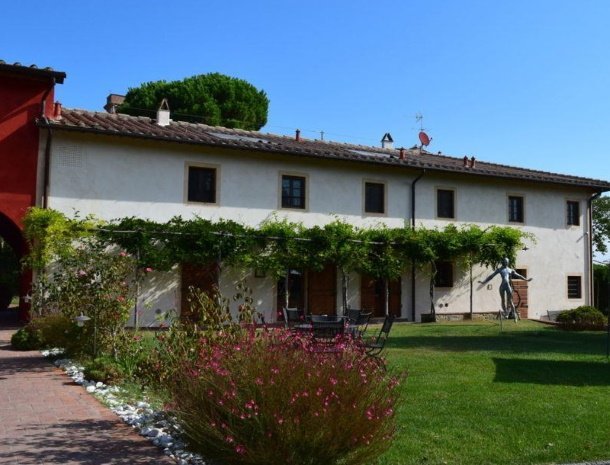 bed-and-breakfast-borgo-san-giusto-empoli-toscane-vooraanzich-tuin.jpg