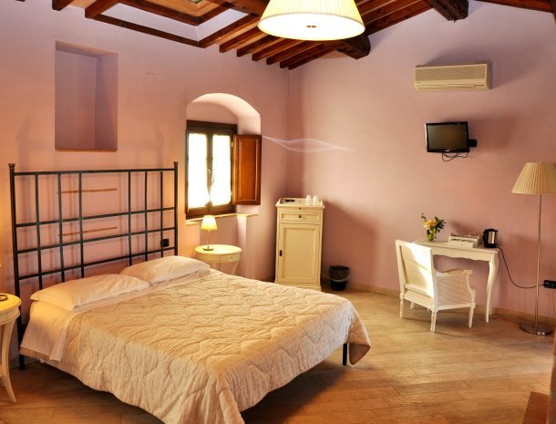 bed-and-breakfast-borgo-san-giusto-empoli-toscane-suite-busoni-bed.jpg