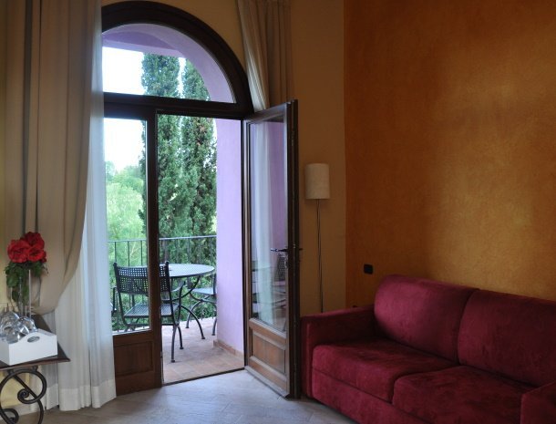 bed-and-breakfast-borgo-san-giusto-empoli-toscane-junior-suite-slaapbank.jpg